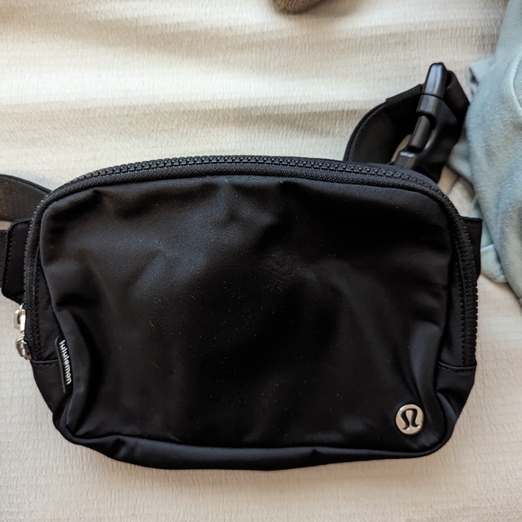 lululemon athletica Handbags - Everywhere Belt Bag Large 2L